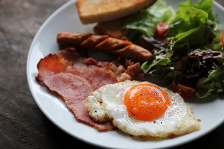 英式早餐煎蛋近视图图片