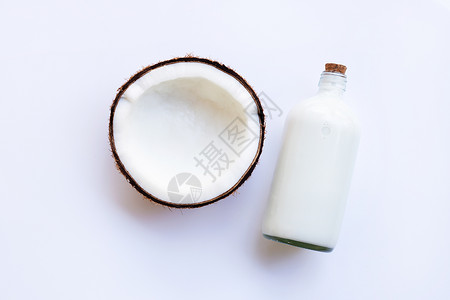 白底背景牛奶和椰子背景图片
