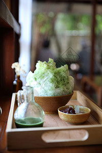 在日本咖啡厅的木桌上制茶背景图片