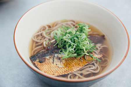 面条汤加鱼或日本番茄沙巴用电影古老的日本菜图片