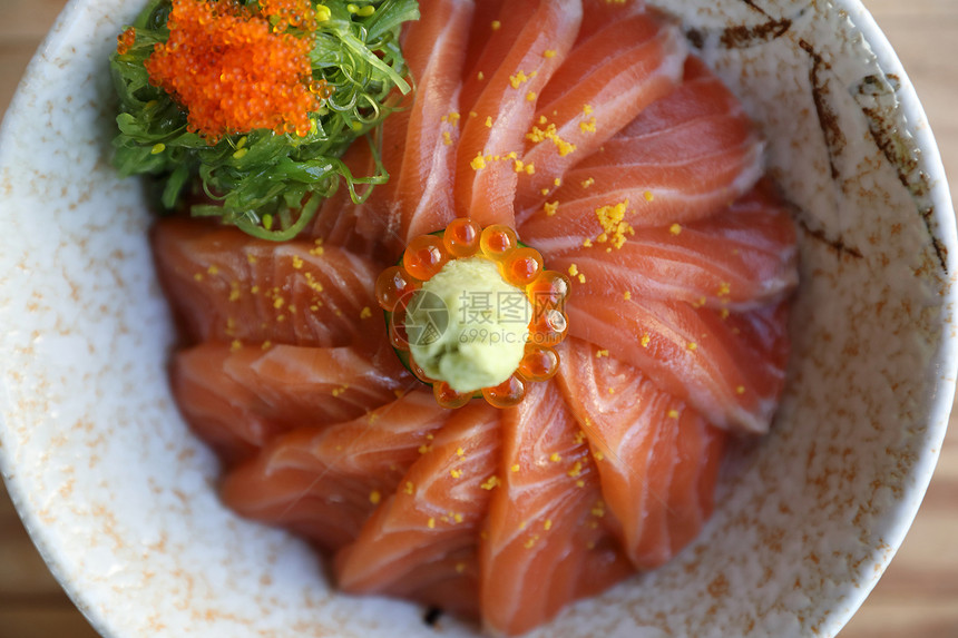 野生鲑鱼寿司图片