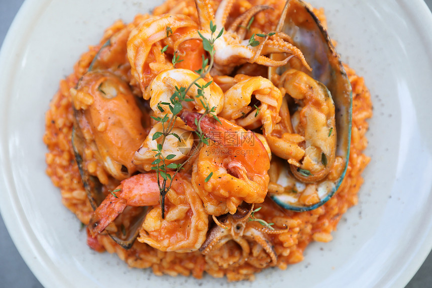 海鲜烩饭配贻贝虾和鱿鱼意大利菜图片