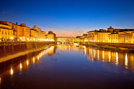 黄昏的夜视中意大利的Tuscany地区即Vechio桥和Arn河滨背景