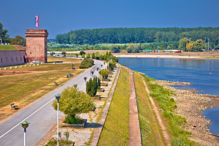 osijek和tvrdja墙视图的河道croati的斯拉沃尼亚地区图片