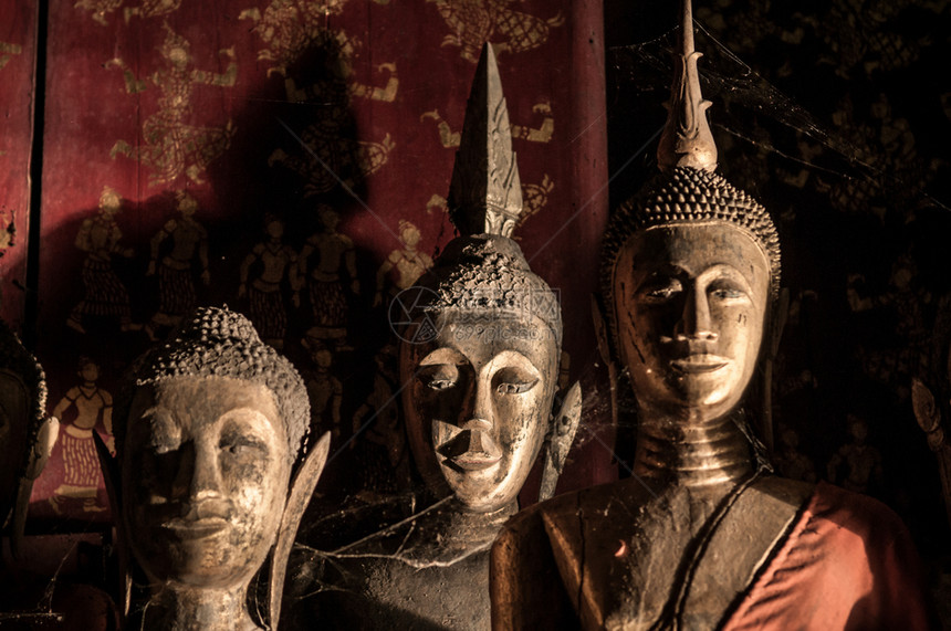 古老的布丁雕塑位于瓦特西昂丁卢朗普拉邦laos图片