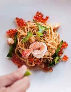 意大利混凝土菜辣味面汤加虾和鲑鱼图片