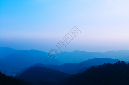 泰国清迈孟湛美丽的蓝天日出森林和山脉高清图片