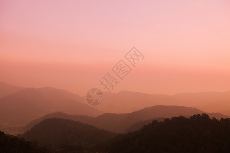 泰国清迈孟湛美丽的粉红橙色晨曦天空森林和山脉背景图片