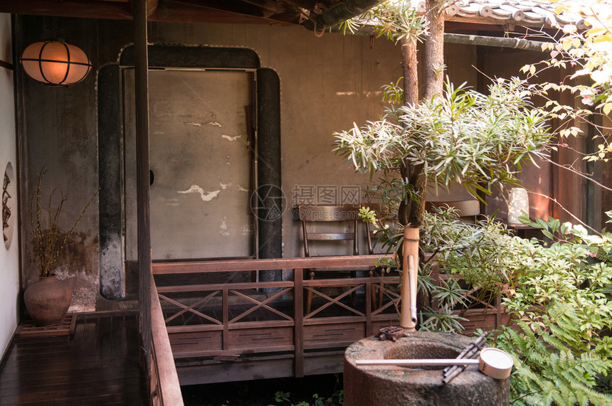 201年月日本老人的房子和竹喷泉图片