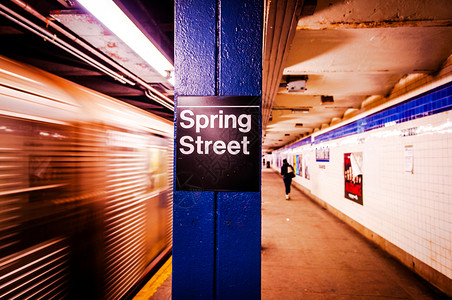 纽约市地铁站的标志和移动列车图片
