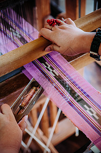 传统丝绸织物用手编的丝绸机关闭纺织品纹理细节图片