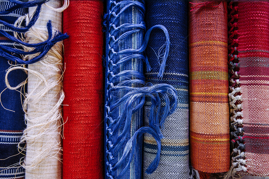 传统丝绸或棉织纺品有线条型的蓝色关闭纹理细节图片