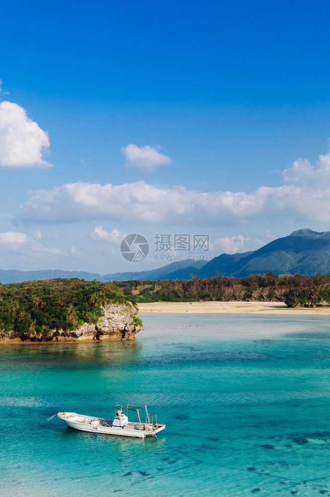 一片美丽的热带海白沙滩水晶清澈的绿水在卡比拉湾伊西加基岛okinawjpn图片