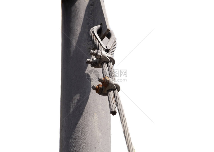 用螺丝固定在块上的金属钢丝绳在白色背景上用卡钩隔开用螺丝卡钩固定在块中的钢制金属绳图片