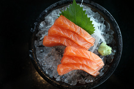 冰上日本菜的鱼生图片