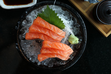 冰上日本菜的鱼生图片