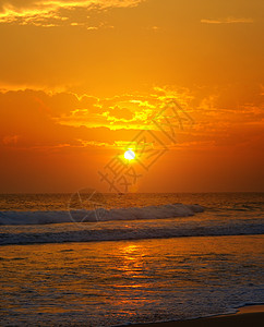 海边的滩和金色太阳升起明亮的美丽背景海岸高清图片素材