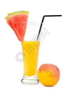 玻璃西瓜和桃子的果汁白底孤立健康食物图片
