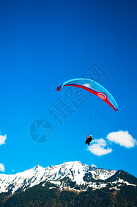 滑翔在因特拉肯瑞士图片