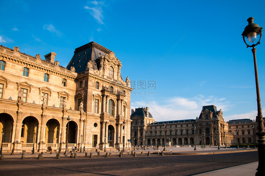 201年6月8日法国巴黎落时在卢维尔博物馆的法国历史建筑图片