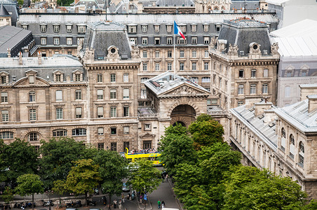 位于旧建筑和公园的巴黎城市空中视图图片