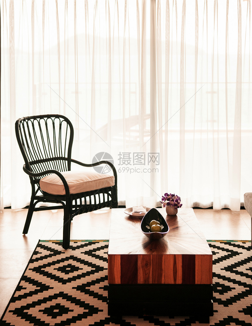 当代殖民地客厅配有木椅和咖啡桌图片