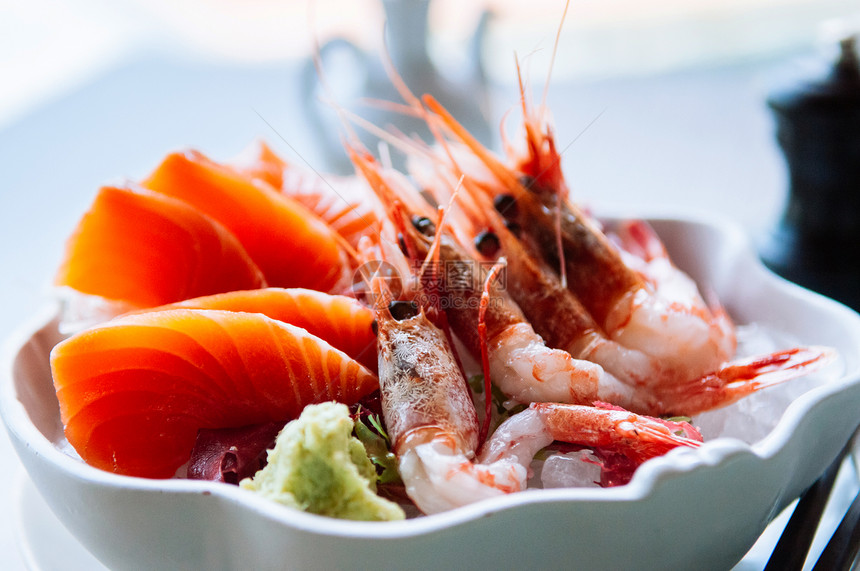 新鲜的日本竹鱼生鲑白碗中的甜食虾和沙比图片