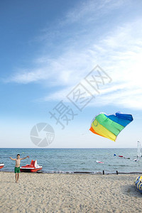 儿童在海滩上放风筝图片
