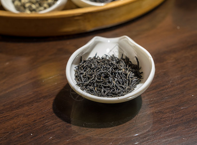 传统茶仪式中不同的白色黑绿和乌龙茶叶在传统仪式中收集国茶图片