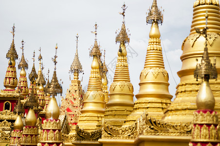 在苏万基里寺庙兰东泰王国的金色单边塔背景图片