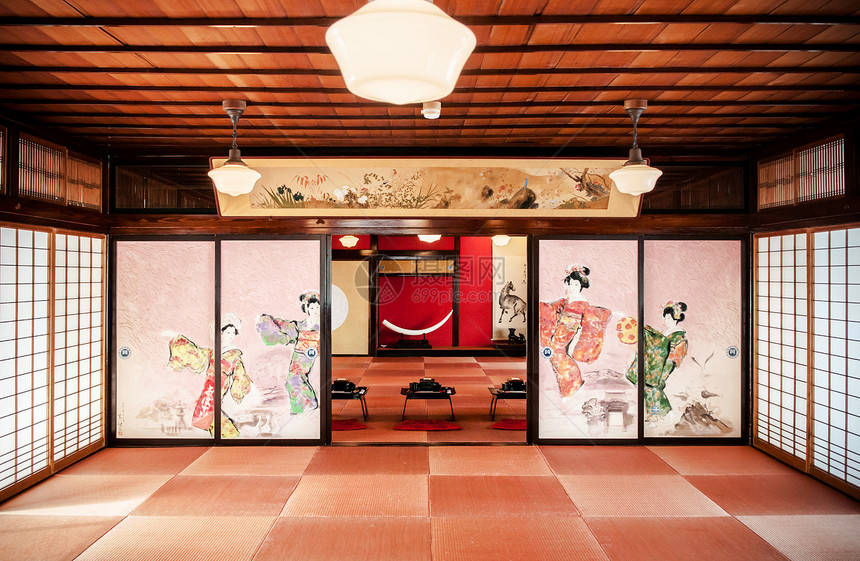 2014年3月日jen23saktymgtjpn有壁画和传统装饰桌子和座椅的日本古董茶室图片