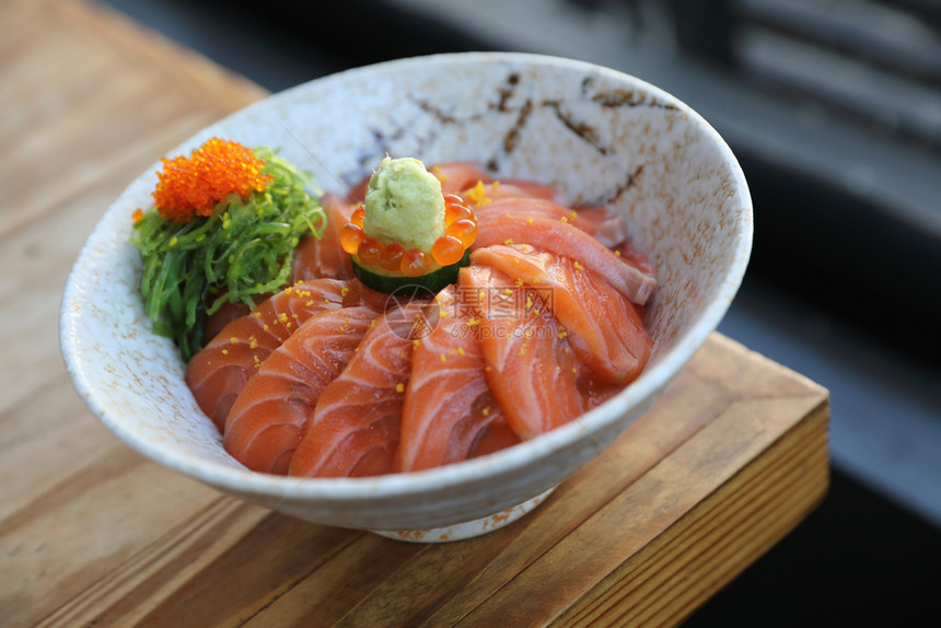 野生鲑鱼寿司木本日食图片