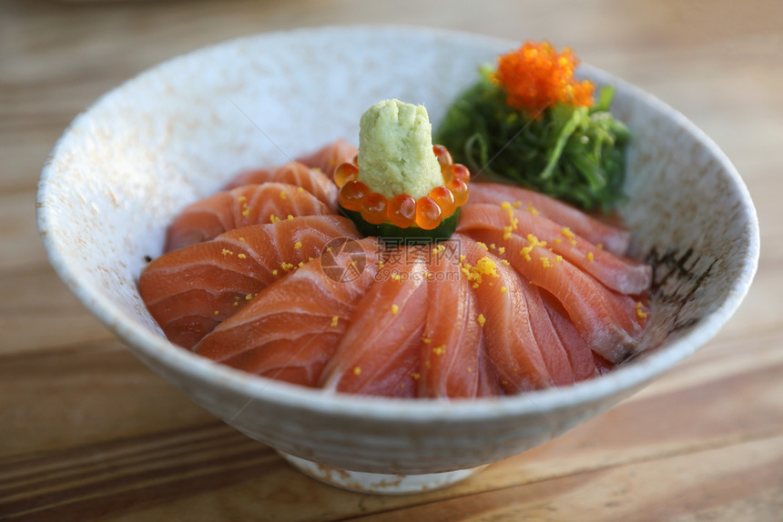 野生鲑鱼寿司木本日食图片