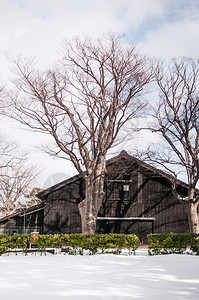 寒雪中古老的日本黑仓库图片