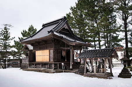 冬天被大雪覆盖里面的寺庙图片