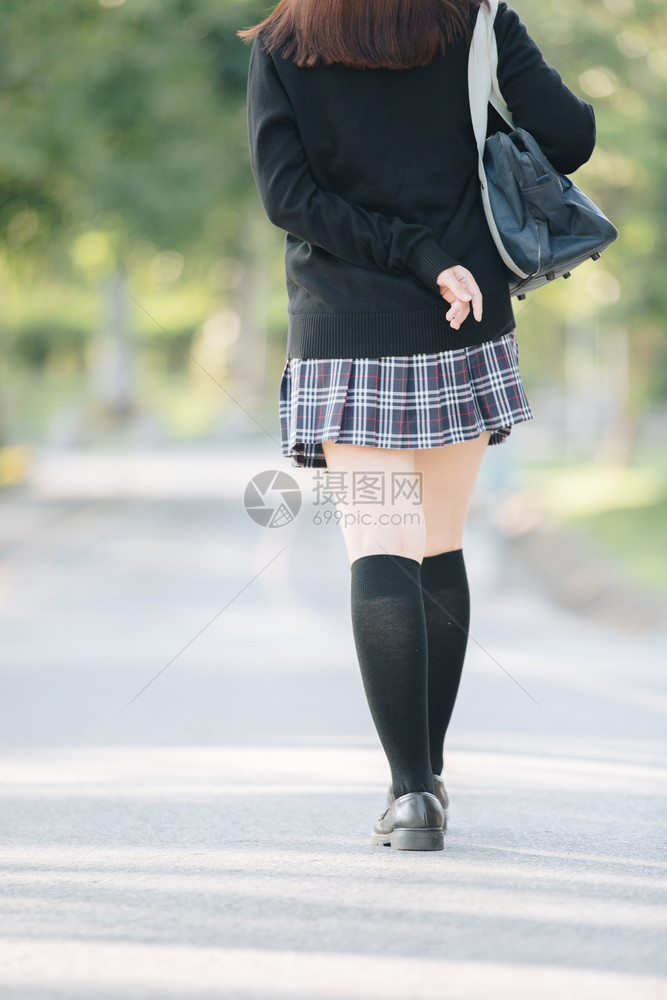 在公园户外电影陈年风格上行走的女学生服装肖像图片