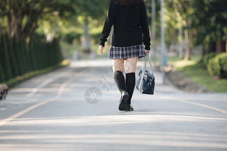 在公园户外电影陈年风格上行走的女学生服装肖像乡村高清图片素材