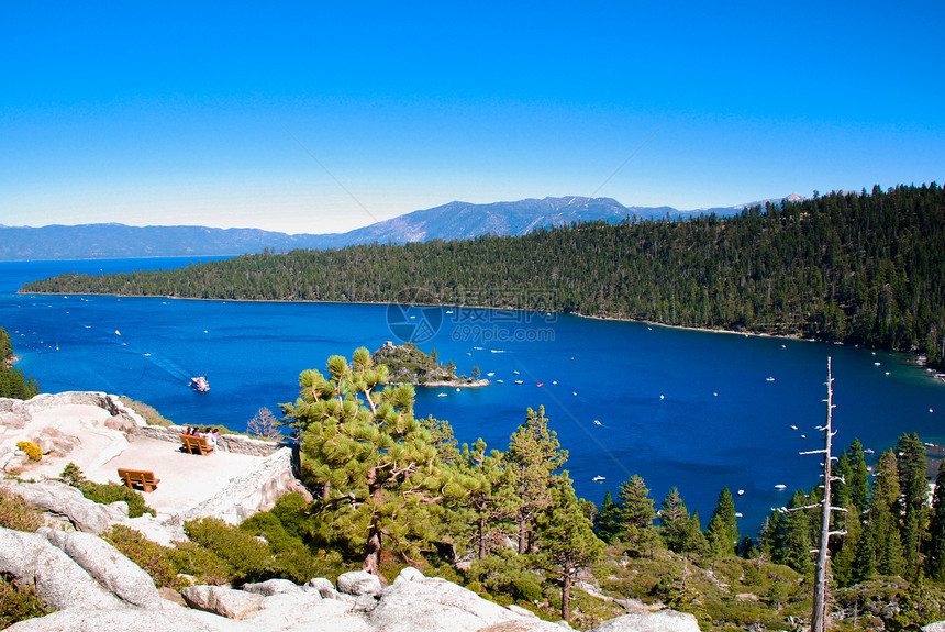 Tahoe湖是西拉奈瓦达山脉的一个大淡水湖图片