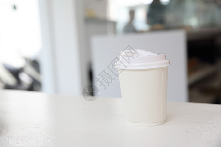 卡布奇诺咖啡纸杯中的白调店中的背景图片