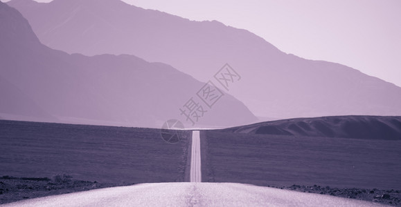 加州谷的孤独道路图片