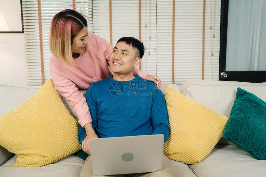 丈夫和妻子在家里使用放松和浪漫的时间概念图片