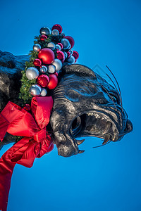 圣诞节菱形花纹黑豹雕像装饰在北卡罗莱纳的Charlote的圣日花纹中背景
