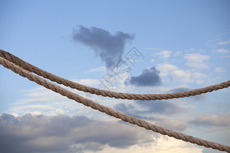 蓝色天空背景的绳子蓝色天空的绳子图片