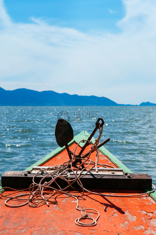 多彩的泰海渔船头顶上挂着铁锈锚和绳索的千张岛风景图片