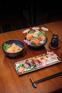 生草乌餐桌上的陶瓷板多种日本食品餐桌上的陶瓷板牛肉鹅草乌托罗虾牛肉舌汤布里大米和鲑鱼生菜背景