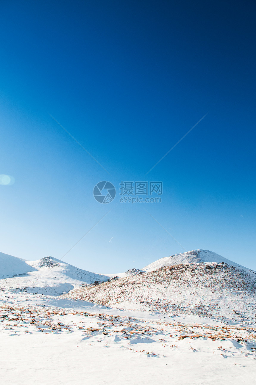 冬季晴天晴朗时满是雪的厄尔西耶火山图片