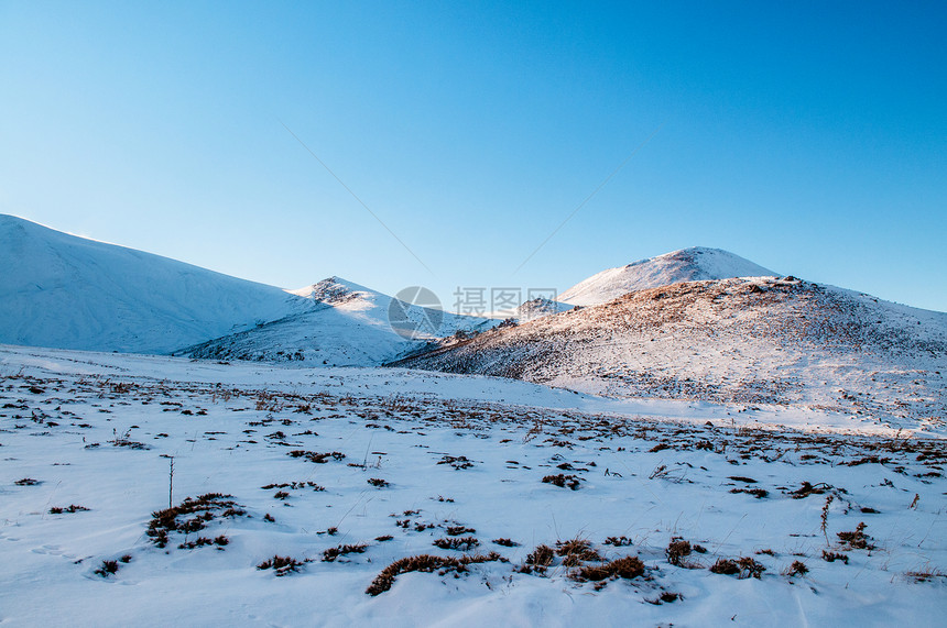 冬季晴天时满是雪的厄尔西耶火山图片
