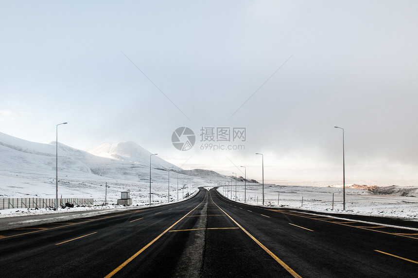 大雪中的公路图片