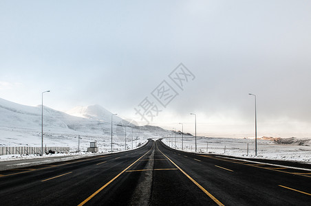 大雪中的公路图片