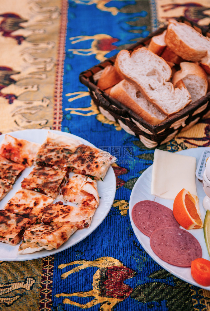 典型的土耳其早餐带草药和奶酪美丽的土耳其风格餐桌布图片